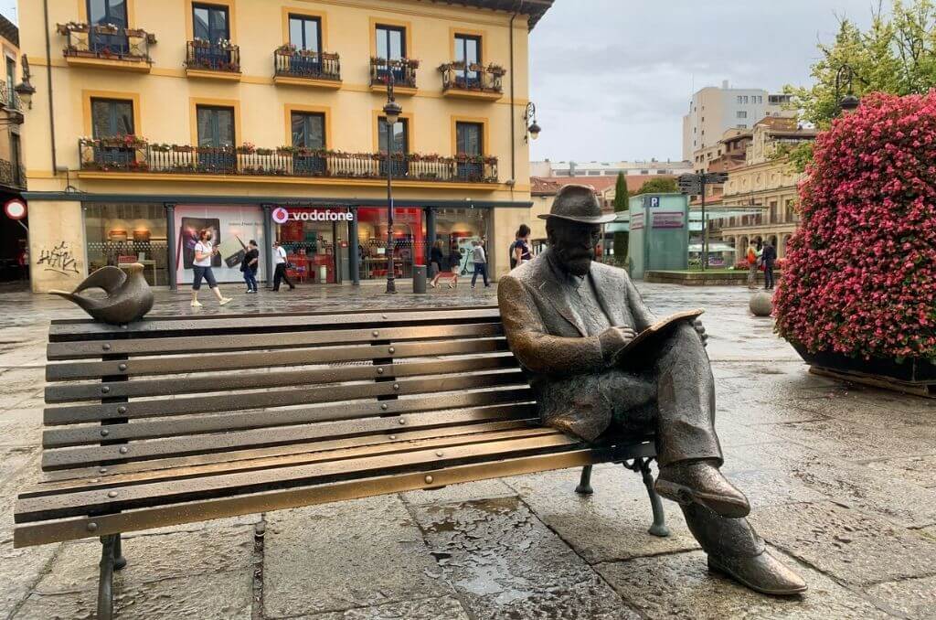 Qué ver en León ciudad - Estatua de Gaudí