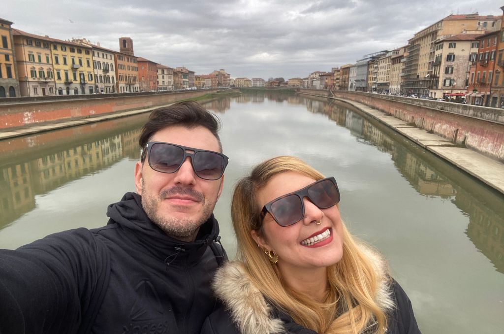 Lugarno paseo por el río en Pisa