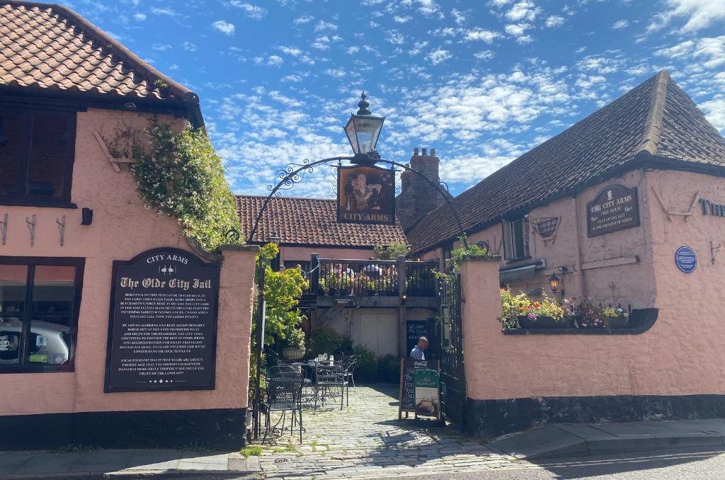 qué ver en wells en un día pub antigua carcel 